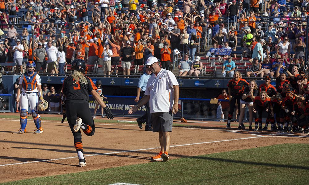 19 Wcws Day One Session Two Fl Osu Ou Al Fastpitch Softball News College Softball Club Softball